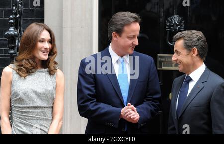 Premierminister David Cameron begrüßt den französischen Präsidenten Nicolas Sarkozy und seine Frau Carla Bruni-Sarkozy in der Downing Street 10 Stockfoto