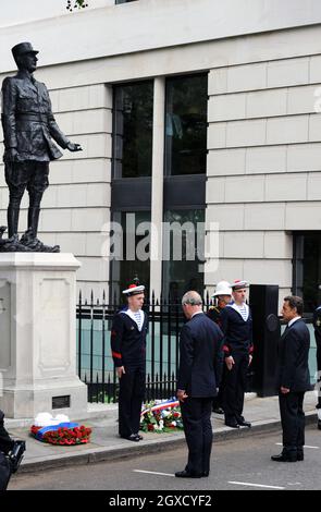 Der französische Präsident Nicolas Sarkozy nimmt an einem Kranz Teil, der mit Prinz Charles, Prinz von Wales, an der Statue von Charles De Gaulle in London niedergelegt wird Stockfoto