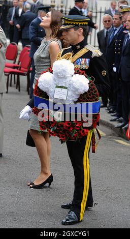 Die Frau des französischen Präsidenten Sarkozy, Carla Bruni-Sarkozy, nimmt an einem Kranz Teil, der an der Statue von Charles De Gaulle in London niederlegt Stockfoto