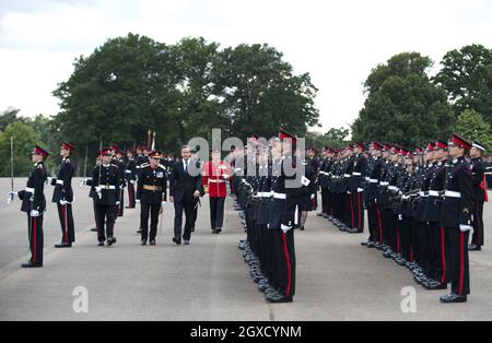 Premierminister David Cameron nimmt an der Sovereigns Parade an der Royal Military Academy in Sandhurst Teil. Stockfoto