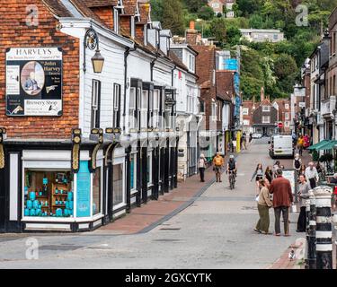 High Street, Lewes, East Sussex, England. Die Haupteinkaufsstraße im Cliffe-Viertel von Lewes mit Schwerpunkt auf dem lokalen Harvey's Brewery Shop. Stockfoto