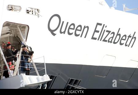 Dudelsäcke spielen bei der Zeremonie zum Namen von Cunards neuem Kreuzschiff Queen Elizabeth II in Southampton Docks in Southampton, England. Stockfoto