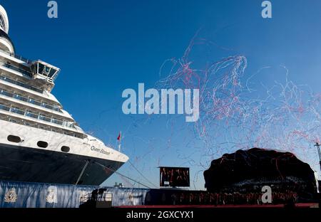 Eine allgemeine Ansicht der Zeremonie zur Benennung von Cunards neuem Kreuzfahrtflugzeug Queen Elizabeth II in Southampton Docks in Southampton, England. Stockfoto