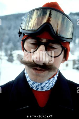 Prinz Charles, Prinz von Wales, trägt eine Scherzmaske, um Fotografen während eines Skiurlaubs in Klosters, Schweiz, zu necken Stockfoto