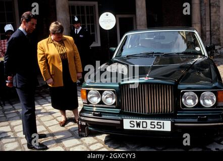 Die Unternehmerin Julie Dedman teilt einen Witz mit dem Prince of Wales in ihrem Auto während eines Empfangs für den Prince's Youth Business Trust im St. James's Palace. Julie, 32, die 1984 entlassen wurde, gründete 1985 mit einem 1,000 Stipendium des PYBT ihr eigenes Unternehmen - West Riding Laboratory Services Ltd. Sie hat jetzt 24 Mitarbeiter und hat im vergangenen Jahr mehr als eine Million Umsatz erwirtschaftet Stockfoto