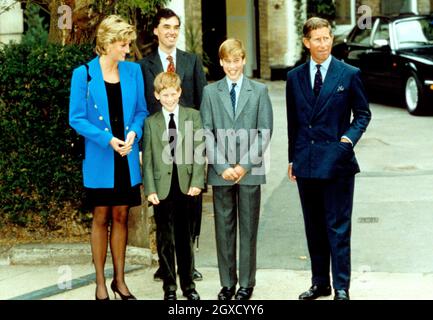 Der Prinz und die Prinzessin von Wales und ihre Söhne Prinz William (links) und Prinz Harry werden vom Hausmeister Dr. Andrew Gailey begrüßt, als sie am ersten Tag von William in Eton im Manor House ankommen. Stockfoto