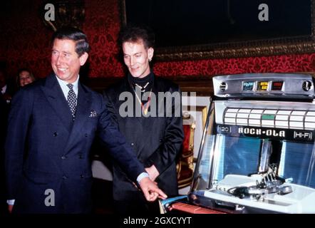 Prinz Charles, Prinz von Wales, trifft einen Unternehmer bei einem Empfang für den Prince's Youth Business Trust im St. James's Palace Stockfoto