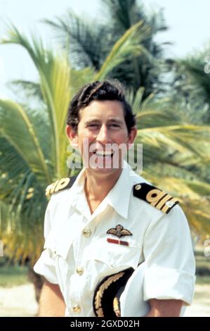Prinz Charles, Prinz von Wales, trägt während seines Besuchs an der Elfenbeinküste eine Sommer-Marineuniform Stockfoto