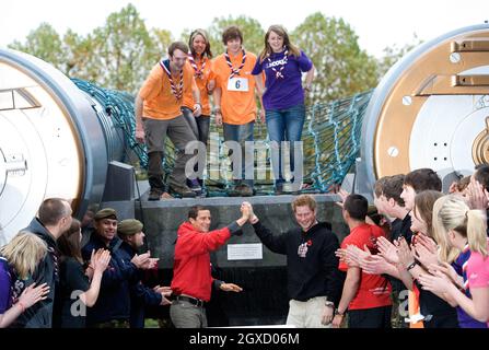 Prinz Harry und Chief Scout Bear Grylls (L) helfen Pfadfindern beim Start der Soldier Challenge 2011 im Imperial war Museum am 5. November 2010 in London, England, eine Wand zu erklimmen. Stockfoto