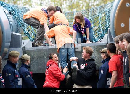 Prinz Harry und Chief Scout Bear Grylls (L) helfen Pfadfindern beim Start der Soldier Challenge 2011 im Imperial war Museum am 5. November 2010 in London, England, eine Wand zu erklimmen. Stockfoto