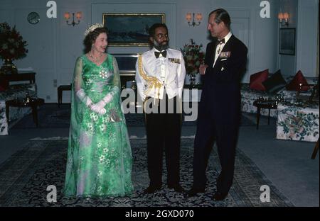 Königin Elizabeth ll und der Herzog von Edinburgh unterhalten Sultan Qaboos an Bord der königlichen Yacht Britannia während eines Staatsbesuches im Oman am 29. Februar 1979 Stockfoto