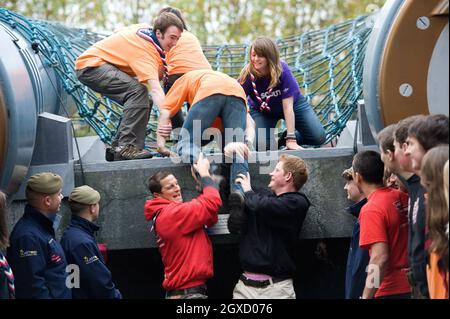 Prinz Harry und Chief Scout Bear Grylls (L) helfen Pfadfindern beim Start der Soldier Challenge 2011 im Imperial war Museum am 5. November 2010 in London, England, eine Wand zu erklimmen. Stockfoto