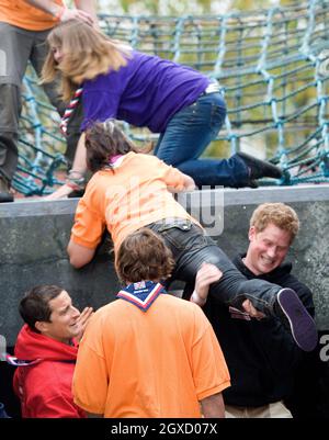 Prinz Harry und Chief Scout Bear Grylls (L) helfen Pfadfindern beim Start der Soldier Challenge 2011 im Imperial war Museum am 5. November 2010 in London, England, eine Wand zu erklimmen. Stockfoto