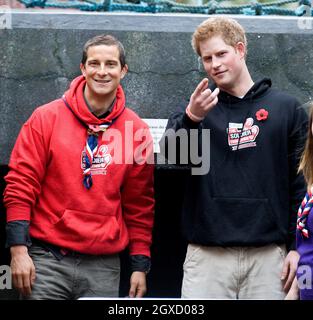 Prinz Harry und Chief Scout Bear Grylls (L) nehmen am 5. November 2010 in London, England, an der Eröffnung der Soldier Challenge 2011 im Imperial war Museum Teil. Stockfoto