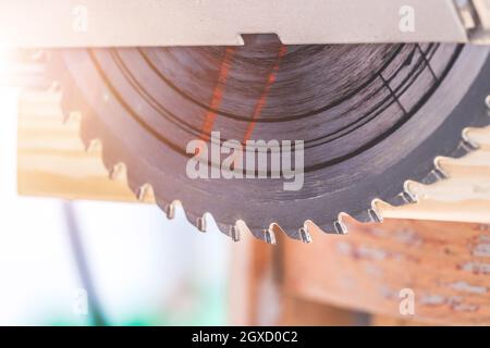 Nahaufnahme des kreisförmigen Metallsägeblatts auf der Baustelle Stockfoto