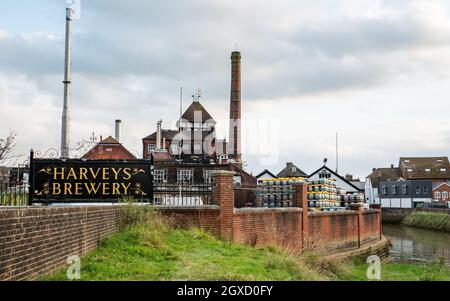 Harvey's Brewery, Lewes, East Sussex, England, Großbritannien. Die viktorianische industrielle rote Ziegelfabrik-Architektur der Brauerei am Fluss Ouse. Stockfoto