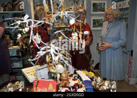 Camilla, Herzogin von Cornwall, trifft im Highgrove Shop in Bath auf Mitarbeiter und lokale Lieferanten. Stockfoto