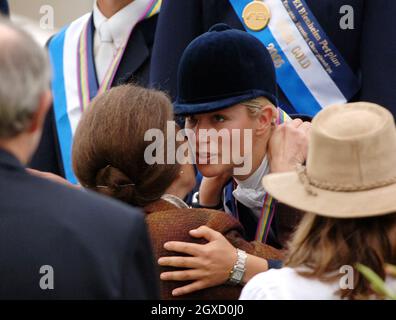 Foto von Zara Phillips und Mike Tindall. Die Enkelin der Königin, Zara Phillips, hat sich mit dem langjährigen Freund Mike Tindall verlobt, sagte Buckingham Palace heute, 21. Dezember 2010. Zara Phillips wird mit einem Kuss von ihrer Mutter, Prinzessin Anne, gratuliert, nachdem sie das letzte Springturnier mit einer klaren Runde zum Europameister bei den Blenheim Petplan European Eventing Championships abgeschlossen hat, die am 11. September 2005 im Blenheim Palace in Blenheim, England, stattfand. (Foto von Anwar Hussein) Stockfoto