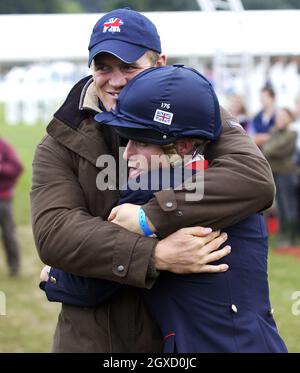 Foto von Zara Phillips und Mike Tindall. Die Enkelin der Königin, Zara Phillips, hat sich mit dem langjährigen Freund Mike Tindall verlobt, sagte Buckingham Palace heute, 21. Dezember 2010. Zara Phillips wird von seinem Freund Mark Tindall umarmt, nachdem er das letzte Springturnier mit einer klaren Runde zum Europameister bei den Blenheim Petplan European Eventing Championships abgeschlossen hat, die am 11. September 2005 im Blenheim Palace in Blenheim, England, stattfand. (Foto von Anwar Hussein) Stockfoto