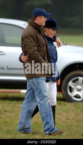 Foto von Zara Phillips und Mike Tindall. Die Enkelin der Königin, Zara Phillips, hat sich mit dem langjährigen Freund Mike Tindall verlobt, sagte Buckingham Palace heute, 21. Dezember 2010. Zara Phillips wird von seinem Freund Mark Tindall umarmt, nachdem er das letzte Springturnier mit einer klaren Runde zum Europameister bei den Blenheim Petplan European Eventing Championships abgeschlossen hat, die am 11. September 2005 im Blenheim Palace in Blenheim, England, stattfand. (Foto von Anwar Hussein) Stockfoto