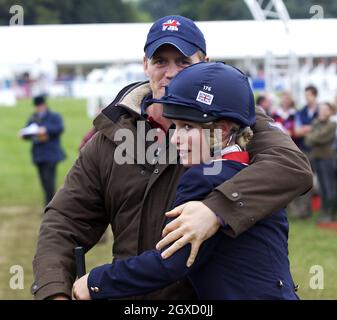 Foto von Zara Phillips und Mike Tindall. Die Enkelin der Königin, Zara Phillips, hat sich mit dem langjährigen Freund Mike Tindall verlobt, sagte Buckingham Palace heute, 21. Dezember 2010. Zara Phillips wird von seinem Freund Mark Tindall umarmt, nachdem er das letzte Springturnier mit einer klaren Runde zum Europameister bei den Blenheim Petplan European Eventing Championships abgeschlossen hat, die am 11. September 2005 im Blenheim Palace in Blenheim, England, stattfand. (Foto von Anwar Hussein) Stockfoto