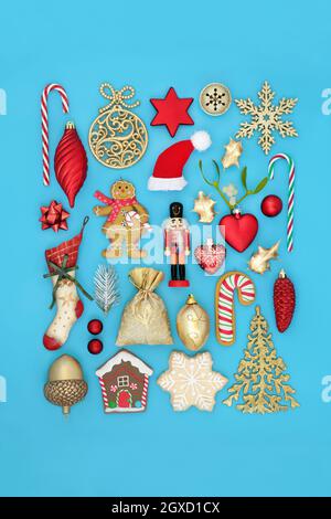 Sammlung von Retro-Weihnachtsbaumschmuck mit Kugeln, traditionellen Symbolen und Lebensmitteln auf blauem Hintergrund. Stockfoto