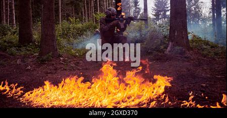 Moderne Kriegsführung Soldaten Squad läuft als Team in Battle Formation Stockfoto