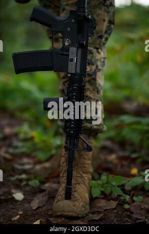 Soldiers Trupp Entspannung nach dem Kampf mit einer Pause auf Training Stockfoto