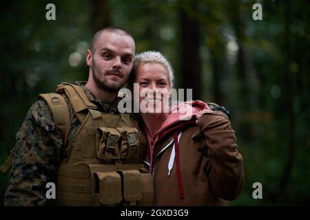 Glückliche Frau in der Liebe umarmt Helden Soldat Stockfoto