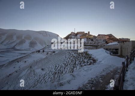 Nationalpark Monti Sibillini, Sonnenaufgang, Castelluccio di Norcia, Umbrien, Italien, Europa Stockfoto