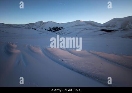 Nationalpark Monti Sibillini, Sonnenaufgang, Castelluccio di Norcia, Umbrien, Italien, Europa Stockfoto