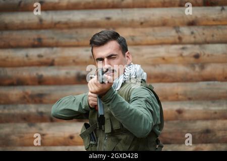 Wütend terroristischen militanten Guerilla Soldat Krieger im Wald Stockfoto