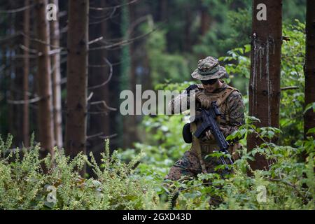 Soldiers Trupp Entspannung nach dem Kampf mit einer Pause auf Training Stockfoto