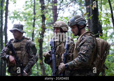 Soldiers Trupp Entspannung nach dem Kampf mit einer Pause auf Training Stockfoto