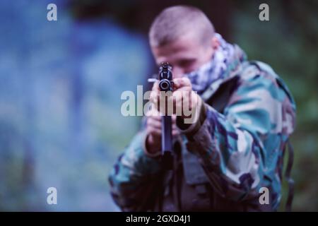 Wütend terroristischen militanten Guerilla Soldat Krieger im Wald Stockfoto