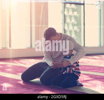 muslimische Gebet Vater und Sohn in Moschee beten und lesen Holly Buch koran zusammen islamischen Bildungskonzept Stockfoto