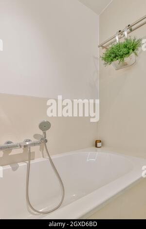 Modernes Duschbad mit Badewanne Stockfoto