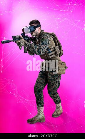 Modern Warfare futuristische Soldat mit Vr virtual reality Brillen mit neuronalen Netzes Punkte und Linien im Hintergrund als künstliche intelienc Stockfoto