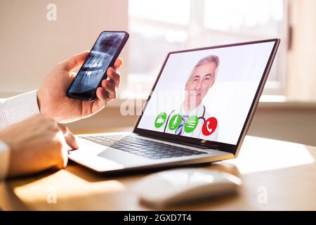 Arzt Online-Video-Anruf Mit Zahnarzt Stockfoto