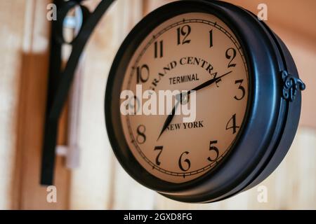 Gesicht einer alten Wanduhr mit Aufschrift Grand Cenrtal Terminal New York Stockfoto