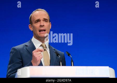 Manchester, Großbritannien. Oktober 2021. Manchester, Großbritannien. Dienstag, 5. Oktober 2021 . Dominic Raab, stellvertretender Premierminister, Lordkanzler und Justizminister, spricht zu der Konferenz. Konservative Party 2021 Conference Kredit: Julie Edwards/Alamy Live Nachrichten Stockfoto