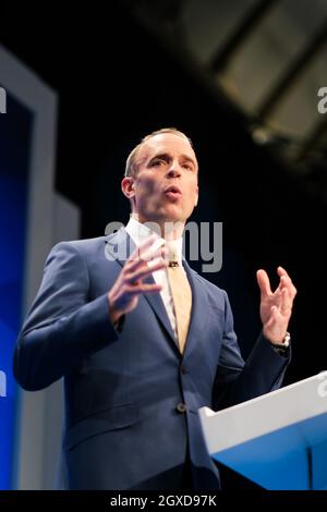 Manchester, Großbritannien. Oktober 2021. Manchester, Großbritannien. Dienstag, 5. Oktober 2021 . Dominic Raab, stellvertretender Premierminister, Lordkanzler und Justizminister, spricht zu der Konferenz. Konservative Party 2021 Conference Kredit: Julie Edwards/Alamy Live Nachrichten Stockfoto