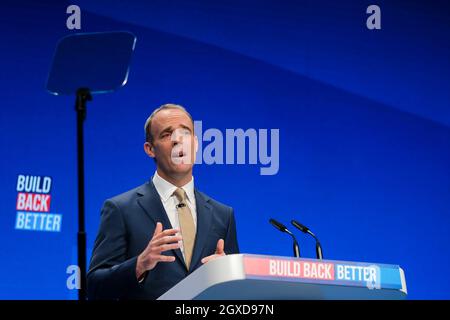 Manchester, Großbritannien. Oktober 2021. Manchester, Großbritannien. Dienstag, 5. Oktober 2021 . Dominic Raab, stellvertretender Premierminister, Lordkanzler und Justizminister, spricht zu der Konferenz. Konservative Party 2021 Conference Kredit: Julie Edwards/Alamy Live Nachrichten Stockfoto