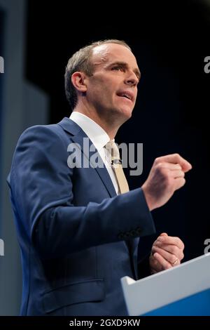 Manchester, Großbritannien. Oktober 2021. Manchester, Großbritannien. Dienstag, 5. Oktober 2021 . Dominic Raab, stellvertretender Premierminister, Lordkanzler und Justizminister, spricht zu der Konferenz. Konservative Party 2021 Conference Kredit: Julie Edwards/Alamy Live Nachrichten Stockfoto