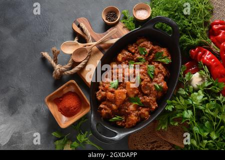 Gulasch traditionelle ungarische Rinderfleischeintopf oder Suppe mit Gemüse und Tomatensauce, Comfort Winter oder Herbst Lebensmittel Konzept Stockfoto