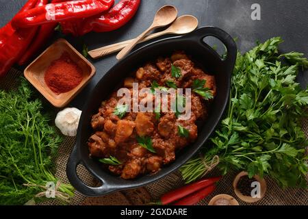 Gulasch traditionelle ungarische Rinderfleischeintopf oder Suppe mit Gemüse und Tomatensauce, Comfort Winter oder Herbst Lebensmittel Konzept Stockfoto