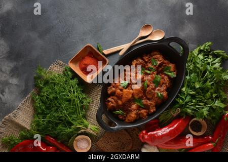 Gulasch traditionelle ungarische Rinderfleischeintopf oder Suppe mit Gemüse und Tomatensauce, Comfort Winter oder Herbst Lebensmittel Konzept Stockfoto