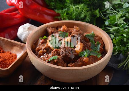 Gulasch traditionelle ungarische Rinderfleischeintopf oder Suppe mit Gemüse und Tomatensauce, Comfort Winter oder Herbst Lebensmittel Konzept Stockfoto