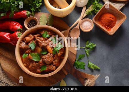 Gulasch traditionelle ungarische Rinderfleischeintopf oder Suppe mit Gemüse und Tomatensauce, Comfort Winter oder Herbst Lebensmittel Konzept Stockfoto