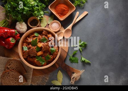 Gulasch traditionelle ungarische Rinderfleischeintopf oder Suppe mit Gemüse und Tomatensauce, Comfort Winter oder Herbst Lebensmittel Konzept Stockfoto